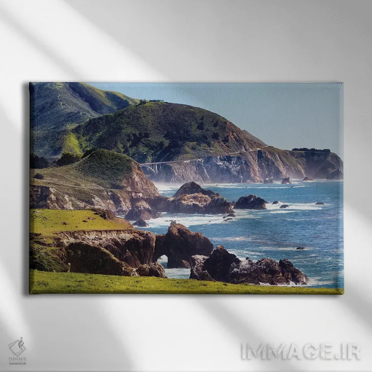 تابلو دکوراتیو بزرگراه ساحلی شماره ۱ در راکی کریک، بیگ سور، کالیفرنیا اثر جورج اوزه - نمای روبهرو روی دیوار