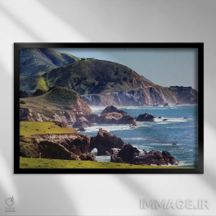 تابلو دکوراتیو بزرگراه ساحلی شماره ۱ در راکی کریک، بیگ سور، کالیفرنیا اثر جورج اوزه - نمای قابدار مشکی