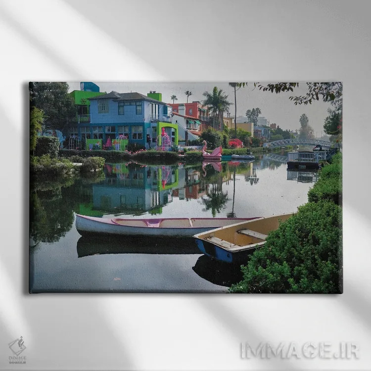 تابلو دکوراتیو صبح آرام در کانال ونیز، لس آنجلس اثر جورج اوزه - نمای روبهرو روی دیوار