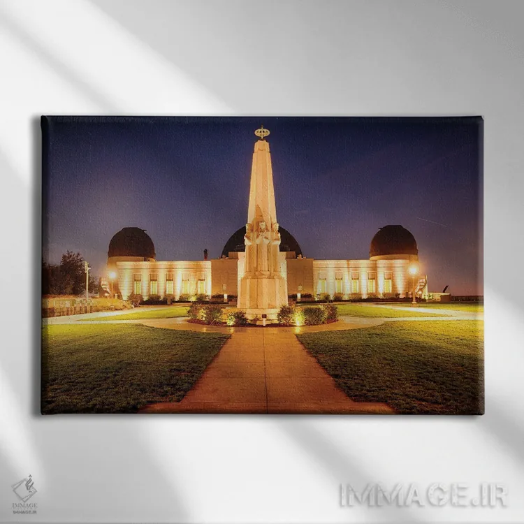 تابلو دکوراتیو رصدخانه گریفیت در شب، لس آنجلس، کالیفرنیا اثر جورج اوزه - نمای روبهرو روی دیوار