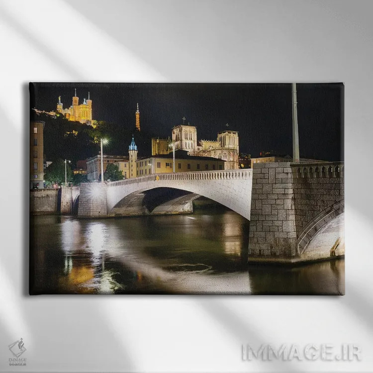 تابلو دکوراتیو پل بناپارت در شب، لیون، فرانسه اثر جورج اوزه - نمای روبهرو روی دیوار