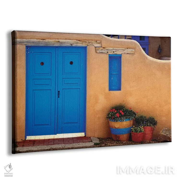 تابلو دکوراتیو دیوارهای گلی با درهای آبی، رانچوس د تاوس، نیومکزیکو اثر جورج اوزه - نمای پرسپکتیو محصول