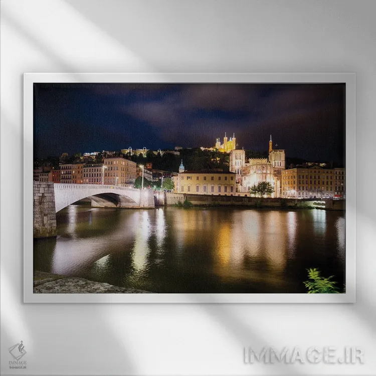 تابلو دکوراتیو منظره شبانه لیون قدیم با پل بناپارت، فرانسه اثر جورج اوزه - نمای قابدار سفید