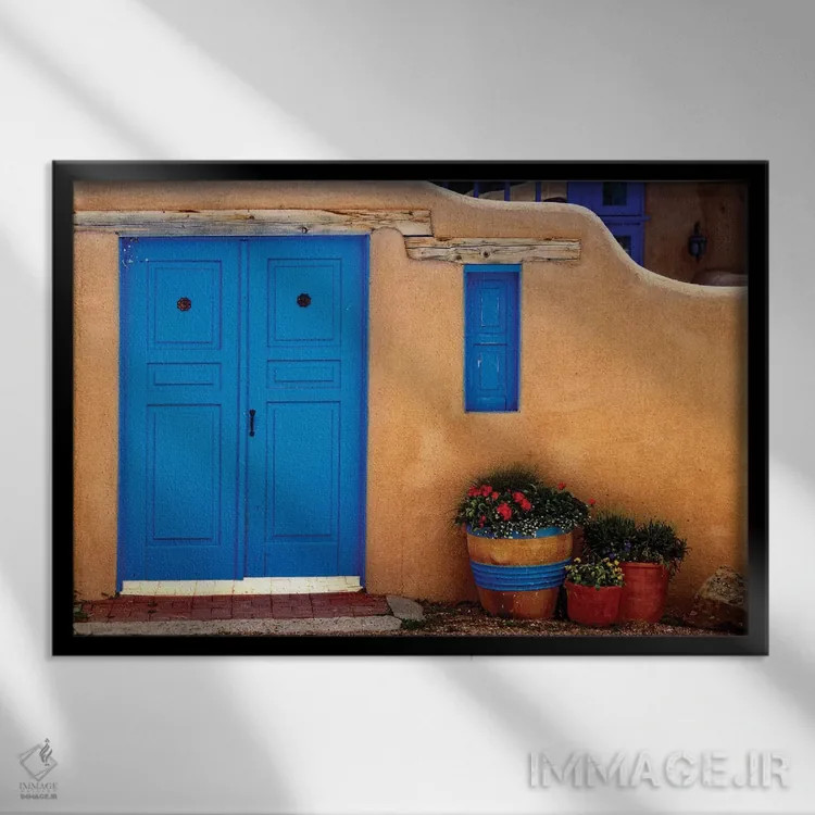 تابلو دکوراتیو دیوارهای گلی با درهای آبی، رانچوس د تاوس، نیومکزیکو اثر جورج اوزه - نمای قابدار مشکی