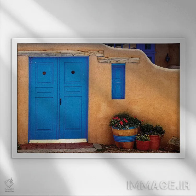 تابلو دکوراتیو دیوارهای گلی با درهای آبی، رانچوس د تاوس، نیومکزیکو اثر جورج اوزه - نمای قابدار سفید