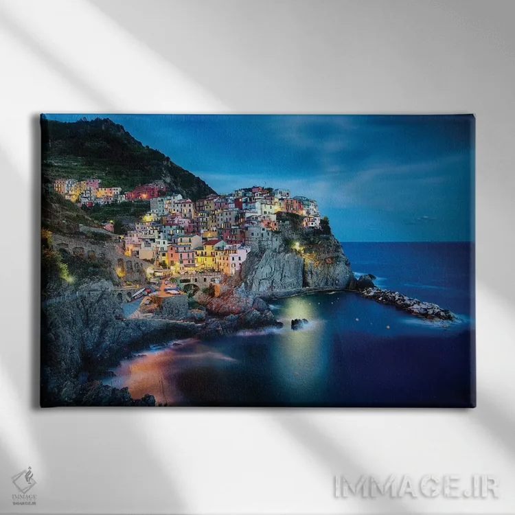 تابلو دکوراتیو شهر کناره صخره ای در شب، مانارولا، لیگوریا، ایتالیا اثر جورج اوزه - نمای روبهرو روی دیوار