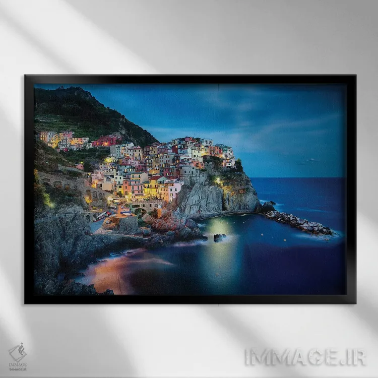 تابلو دکوراتیو شهر کناره صخره ای در شب، مانارولا، لیگوریا، ایتالیا اثر جورج اوزه - نمای قابدار مشکی