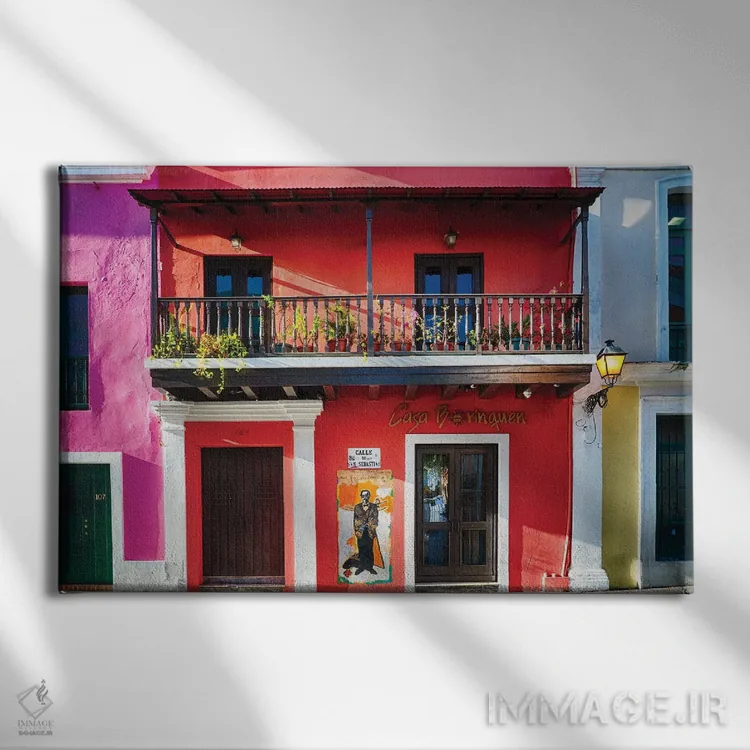 تابلو دکوراتیو خانه رنگارنگ تاریخی به سبک استعماری اسپانیایی در سن خوان قدیم… اثر جورج اوزه - نمای روبهرو روی دیوار