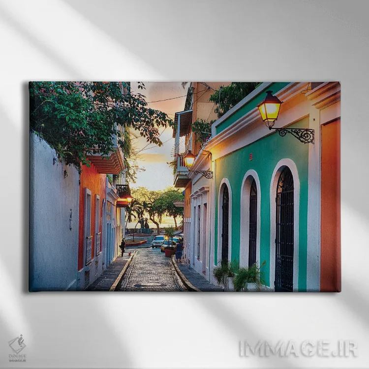 تابلو دکوراتیو خیابان سن خوان قدیمی در درخشش غروب، پورتوریکو اثر جورج اوزه - نمای روبهرو روی دیوار