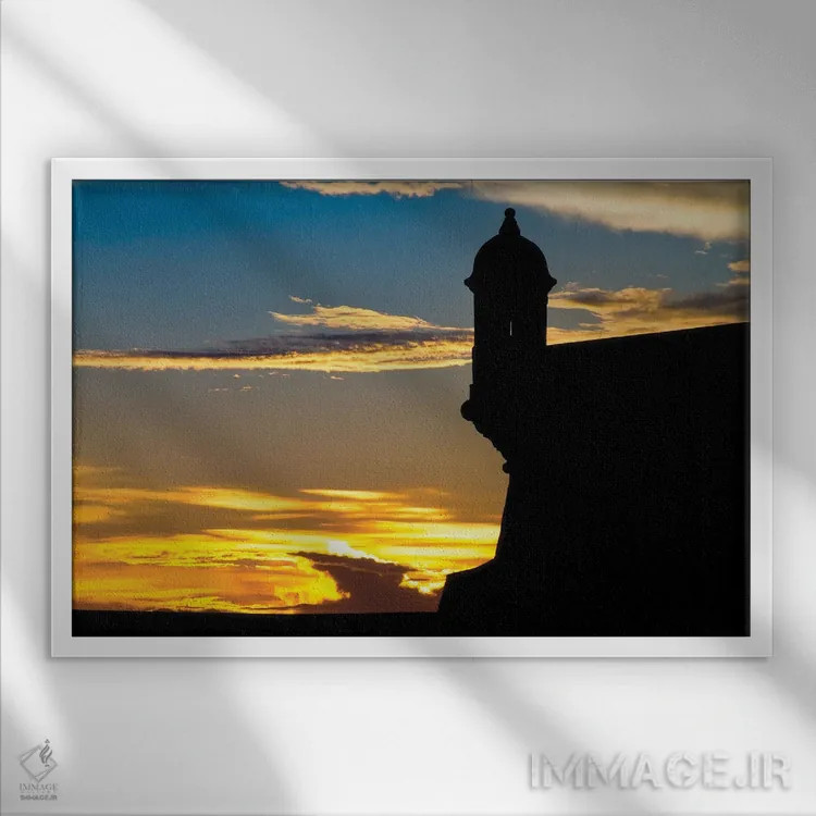 تابلو دکوراتیو سایه روشن دیوارهای قلعه ال مورو هنگام غروب، سن خوان قدیمی، پو… اثر جورج اوزه - نمای قابدار سفید