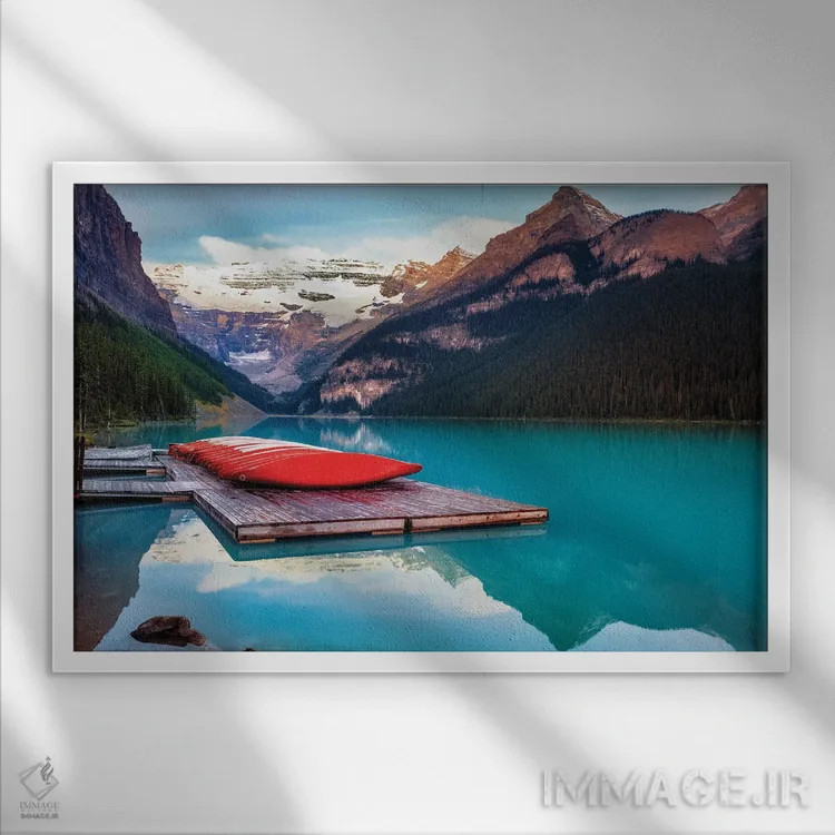 تابلو دکوراتیو قایق های کانو قرمز بر اسکله چوبی، دریاچه لوییز، آلبرتا، کاناد… اثر جورج اوزه - نمای قابدار سفید