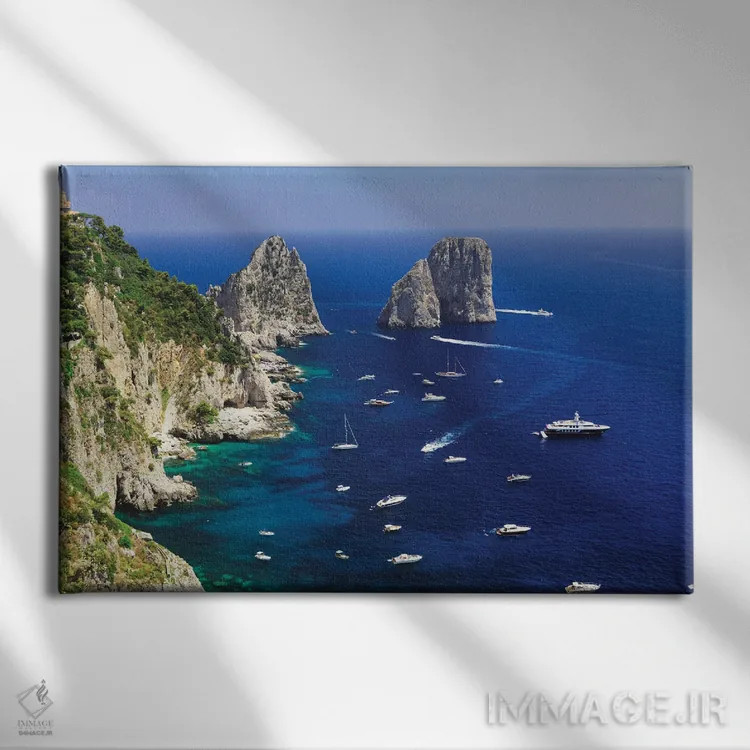تابلو دکوراتیو ساحل کاپری در صخره های فارالیونی، کامپانیا، ایتالیا اثر جورج اوزه - نمای روبهرو روی دیوار