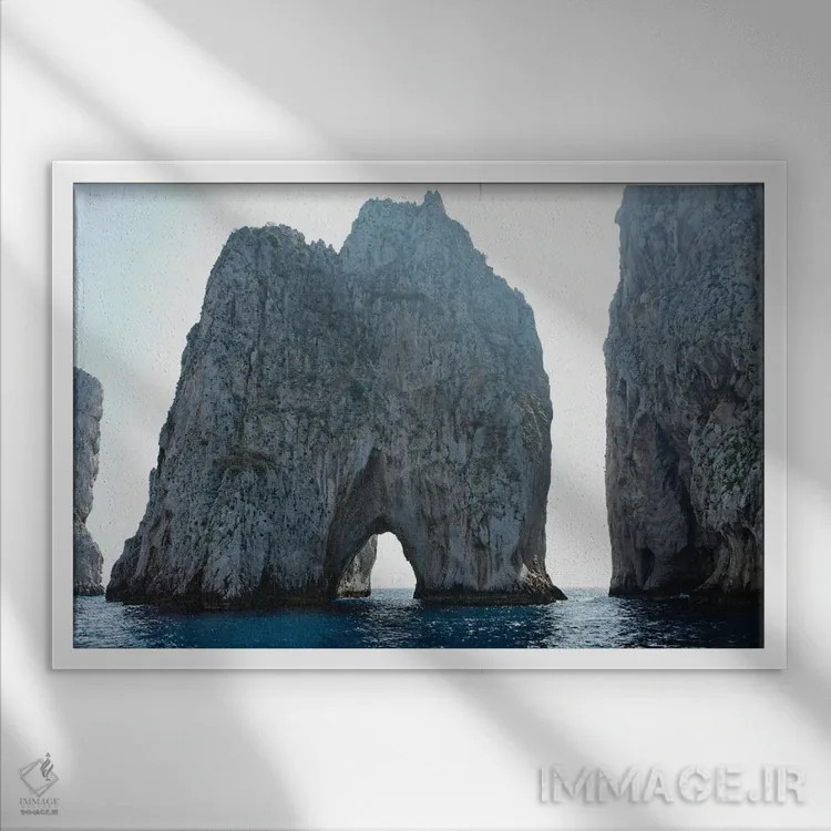 تابلو دکوراتیو صخره های دریا، فارالیونی، کاپری، خلیج ناپل، کامپانیا، ایتالیا اثر جورج اوزه - نمای قابدار سفید