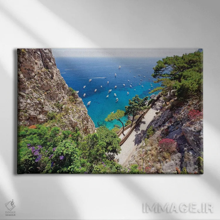 تابلو دکوراتیو ساحل با مسیر پیاده روی، ویا کروپس، کاپری، کامپانیا، ایتالیا اثر جورج اوزه - نمای روبهرو روی دیوار
