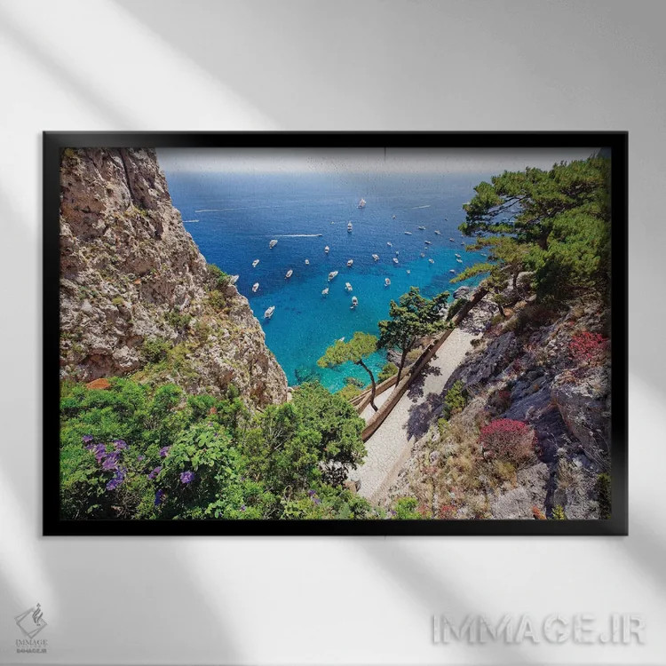 تابلو دکوراتیو ساحل با مسیر پیاده روی، ویا کروپس، کاپری، کامپانیا، ایتالیا اثر جورج اوزه - نمای قابدار مشکی