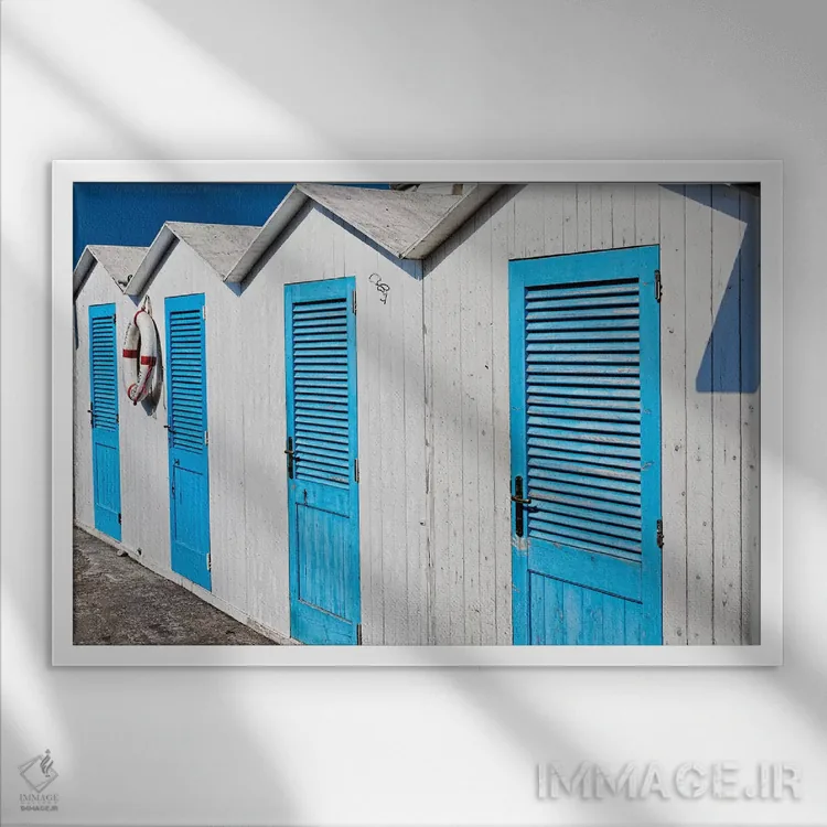 تابلو دکوراتیو نمای نزدیک کابین های ساحلی، پوزیتانو، کامپانیا، ایتالیا اثر جورج اوزه - نمای قابدار سفید