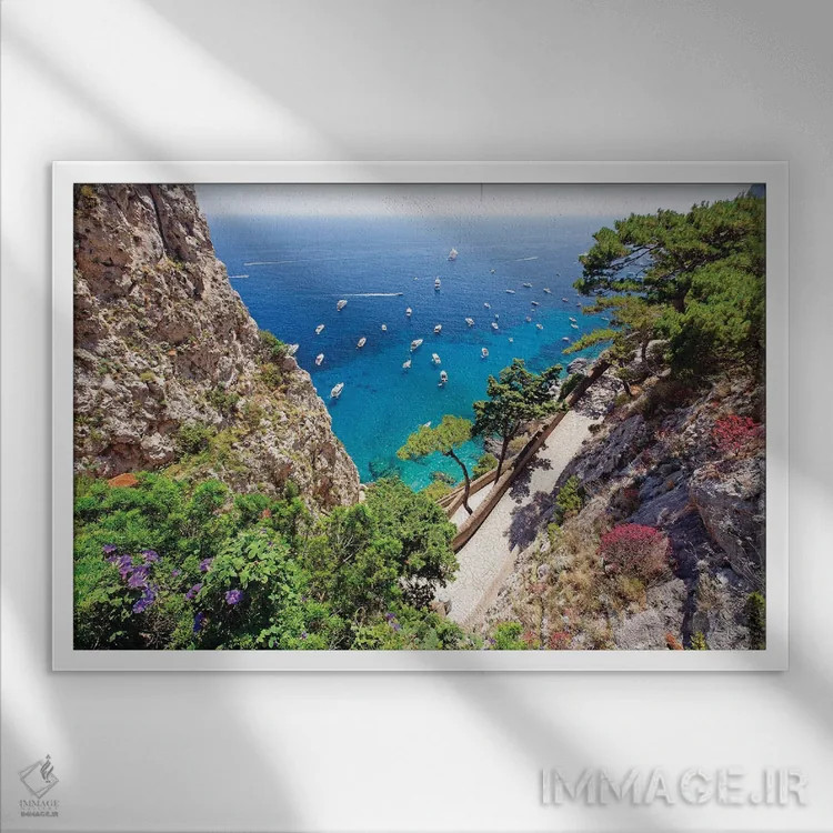 تابلو دکوراتیو ساحل با مسیر پیاده روی، ویا کروپس، کاپری، کامپانیا، ایتالیا اثر جورج اوزه - نمای قابدار سفید