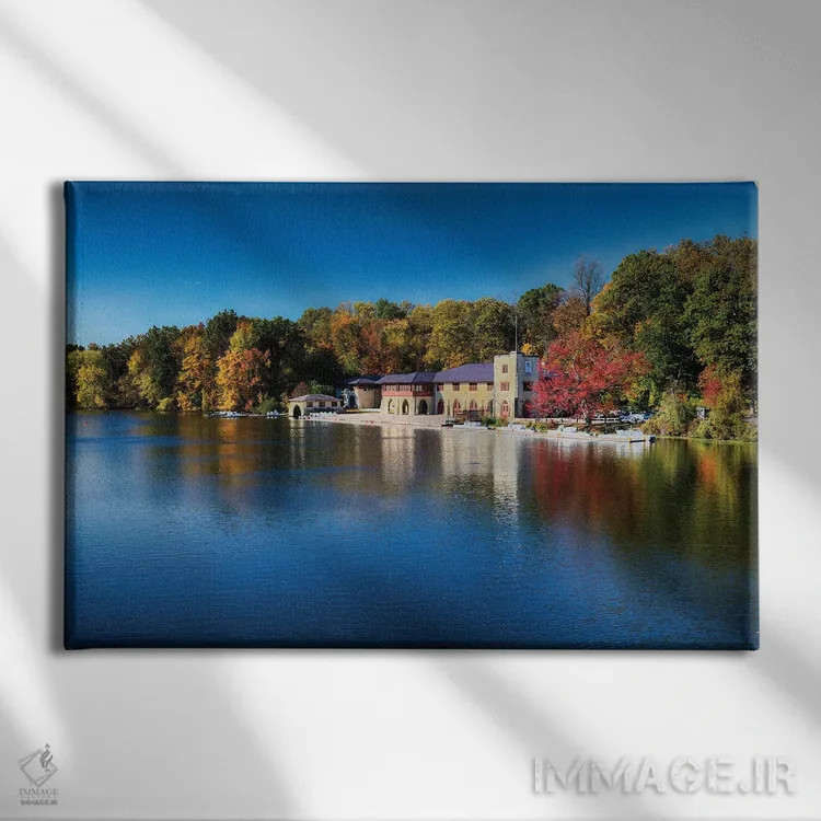 تابلو دکوراتیو خانه قایق روی دریاچه کارنگی با شاخ و برگ پاییزی اثر جورج اوزه - نمای روبهرو روی دیوار