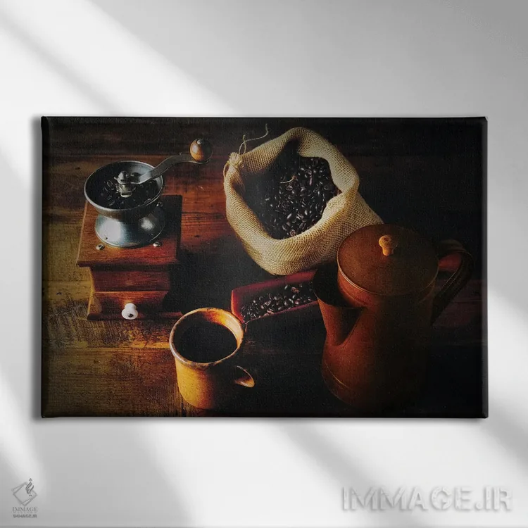 تابلو دکوراتیو قهوه دم آور سنتی، آسیاب دستی، دانه تازه و قوری کلاسیک قهوه اثر جورج اوزه - نمای روبهرو روی دیوار