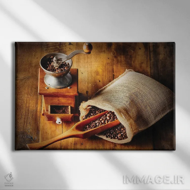 تابلو دکوراتیو آسیاب قهوه قدیمی همراه با دانه های کامل اثر جورج اوزه - نمای روبهرو روی دیوار