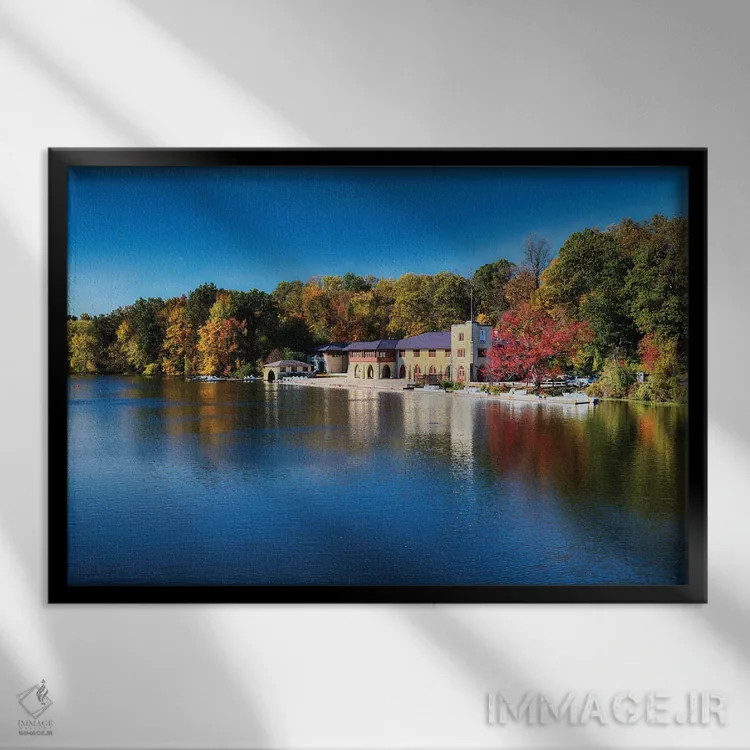 تابلو دکوراتیو خانه قایق روی دریاچه کارنگی با شاخ و برگ پاییزی اثر جورج اوزه - نمای قابدار مشکی