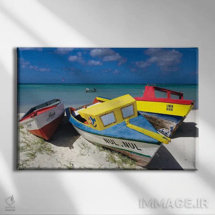 تابلو دکوراتیو سه قایق ماهیگیری رنگارنگ بر شنزارها، آروبا اثر جورج اوزه - نمای روبهرو روی دیوار
