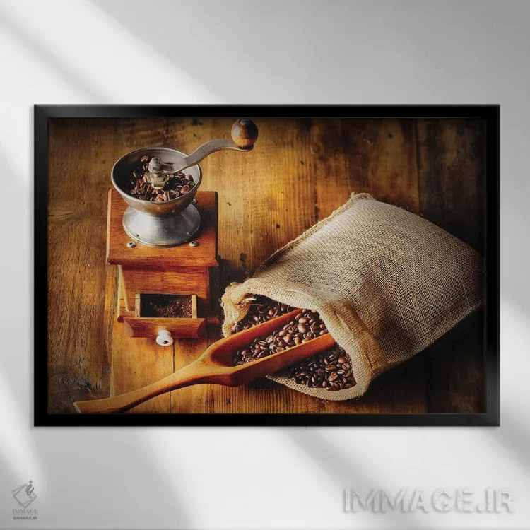 تابلو دکوراتیو آسیاب قهوه قدیمی همراه با دانه های کامل اثر جورج اوزه - نمای قابدار مشکی