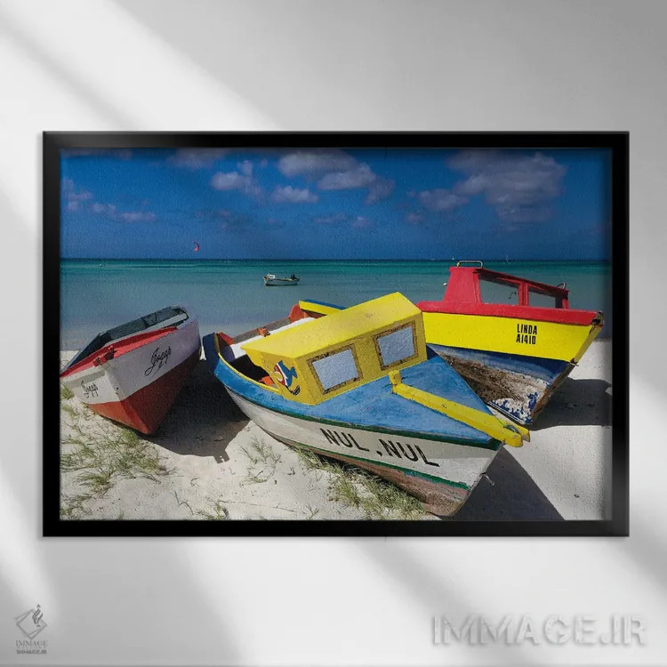 تابلو دکوراتیو سه قایق ماهیگیری رنگارنگ بر شنزارها، آروبا اثر جورج اوزه - نمای قابدار مشکی