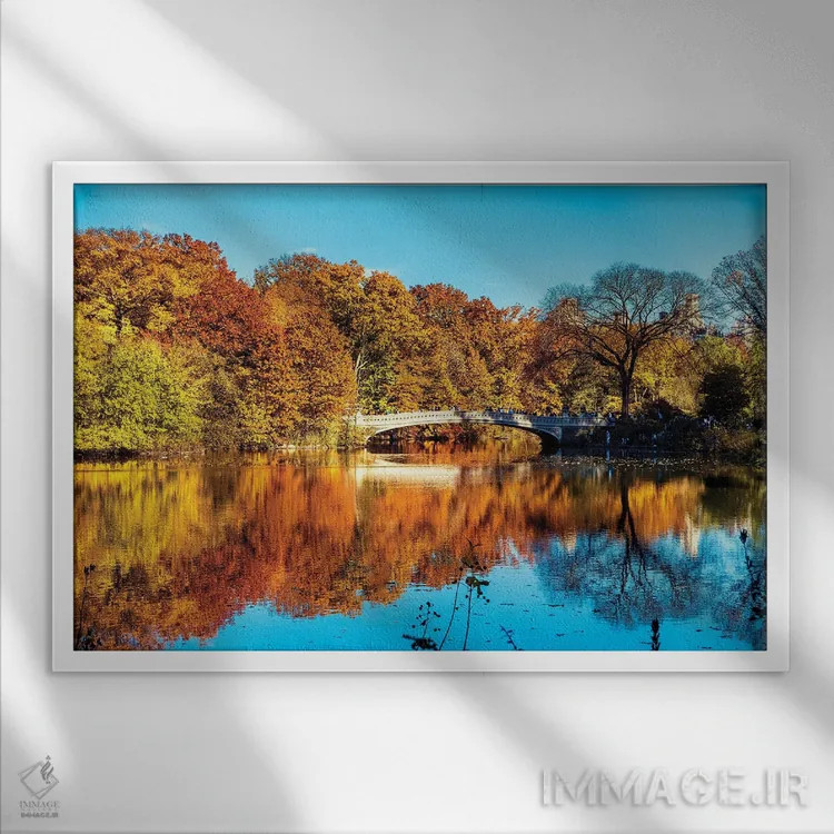 تابلو دکوراتیو انعکاس رنگ های پاییز بر دریاچه، سنترال پارک، نیویورک اثر جورج اوزه - نمای قابدار سفید