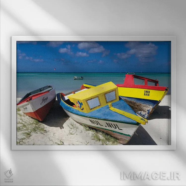 تابلو دکوراتیو سه قایق ماهیگیری رنگارنگ بر شنزارها، آروبا اثر جورج اوزه - نمای قابدار سفید