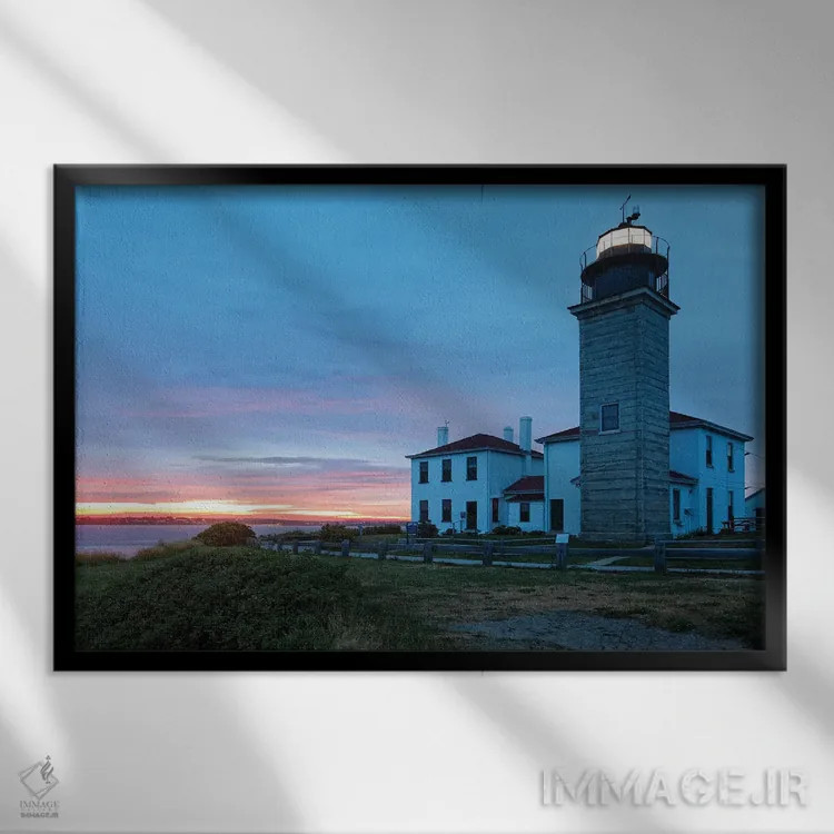 تابلو دکوراتیو فانوس دریایی بیورتیل در غروب، جیمزتاون، رود آیلند اثر جورج اوزه - نمای قابدار مشکی