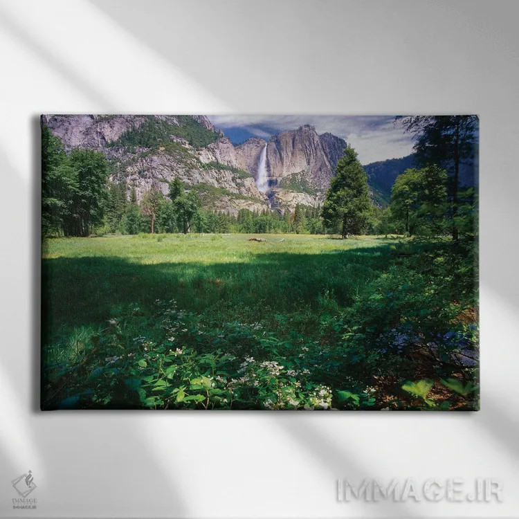 تابلو دکوراتیو دره یوسمیتی با آبشارها، کالیفرنیا اثر جورج اوزه - نمای روبهرو روی دیوار