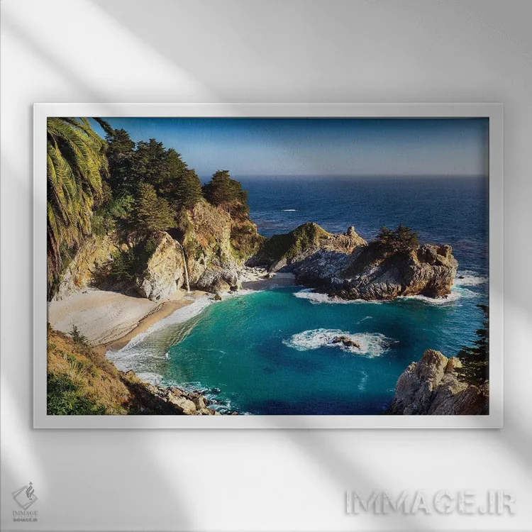 تابلو دکوراتیو خلیجچه کوچک با آبشار، مک وی کریک، بیگ سور، کالیفرنیا اثر جورج اوزه - نمای قابدار سفید