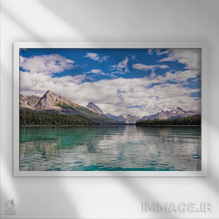 تابلو دکوراتیو دریاچه ای احاطه شده با کوه ها، دریاچه مالاین، پارک ملی جاسپر… اثر جورج اوزه - نمای قابدار سفید