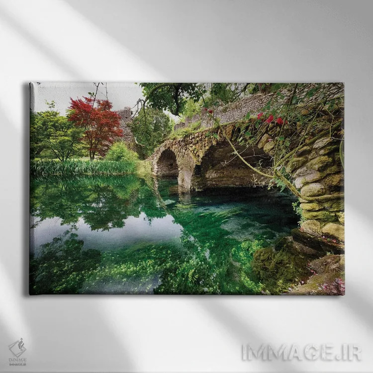 تابلو دکوراتیو پل کهن بر فراز جویبار نینفا، لاتینا، ایتالیا اثر جورج اوزه - نمای روبهرو روی دیوار