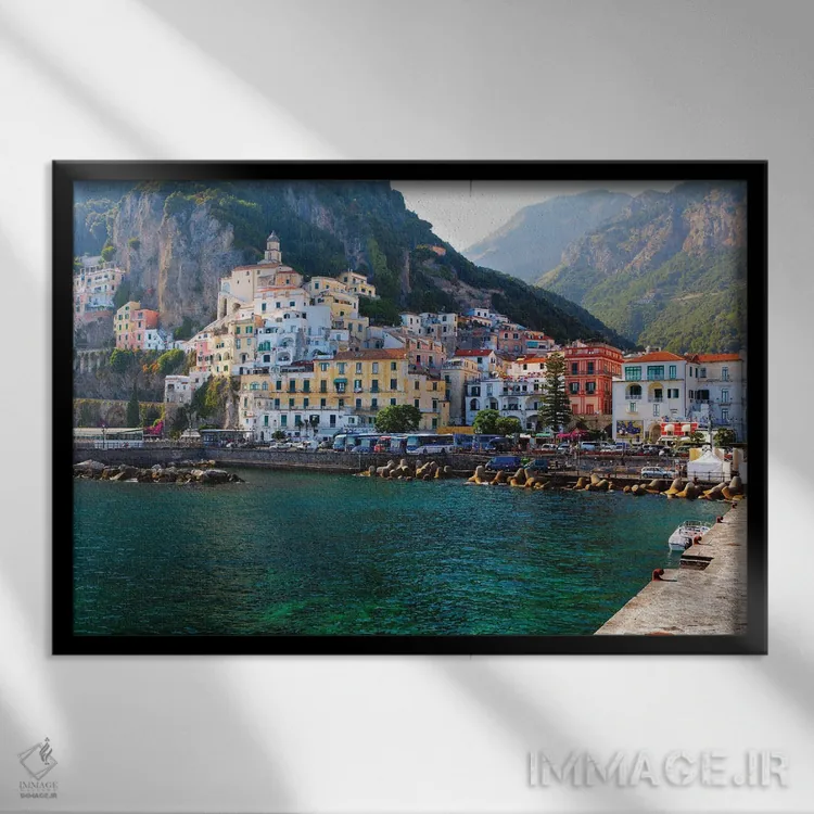 تابلو دکوراتیو نمای شهر آمالفی از اسکله بندر، کامپانیا، ایتالیا اثر جورج اوزه - نمای قابدار مشکی