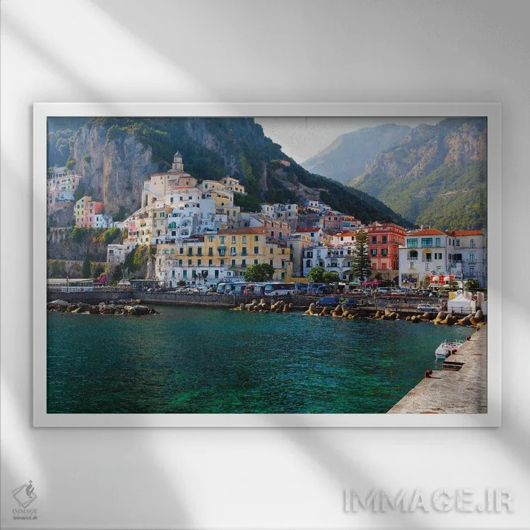 تابلو دکوراتیو نمای شهر آمالفی از اسکله بندر، کامپانیا، ایتالیا اثر جورج اوزه - نمای قابدار سفید