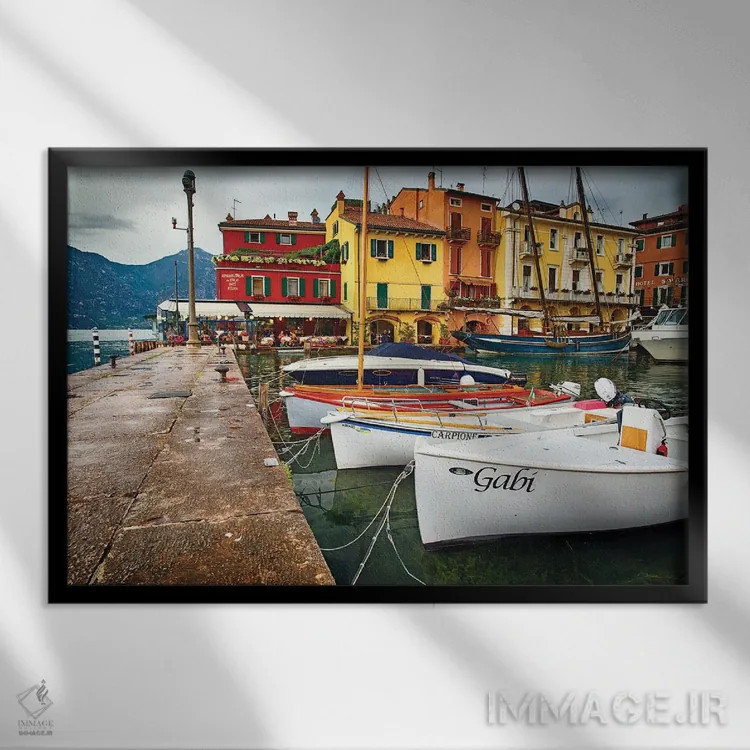 تابلو دکوراتیو بندر مالچزین، دریاچه گاردا، ونتو، ایتالیا اثر جورج اوزه - نمای قابدار مشکی