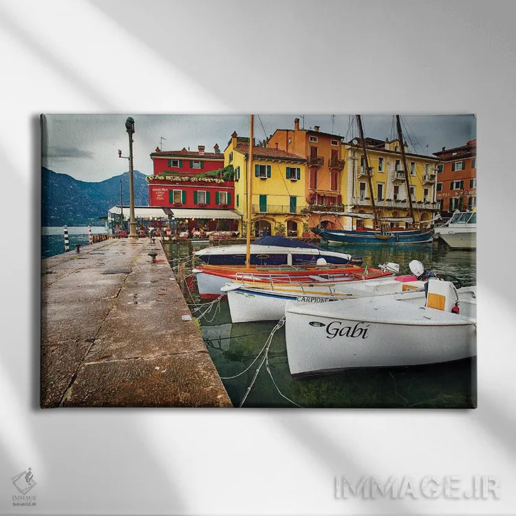 تابلو دکوراتیو بندر مالچزین، دریاچه گاردا، ونتو، ایتالیا اثر جورج اوزه - نمای روبهرو روی دیوار