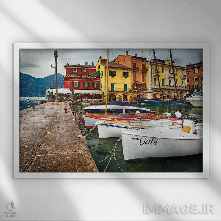 تابلو دکوراتیو بندر مالچزین، دریاچه گاردا، ونتو، ایتالیا اثر جورج اوزه - نمای قابدار سفید