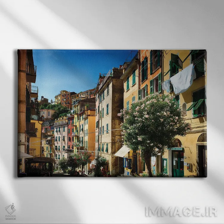 تابلو دکوراتیو خیابان رنگارنگ ریوماجوره، چنکه تره، لیگوریا، ایتالیا اثر جورج اوزه - نمای روبهرو روی دیوار