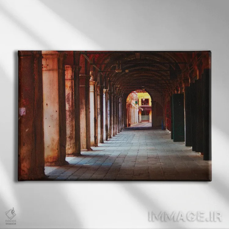 تابلو دکوراتیو راهرو زیرگذر دل بانکو جیرو، ریالتو، ونیز، ایتالیا اثر جورج اوزه - نمای روبهرو روی دیوار