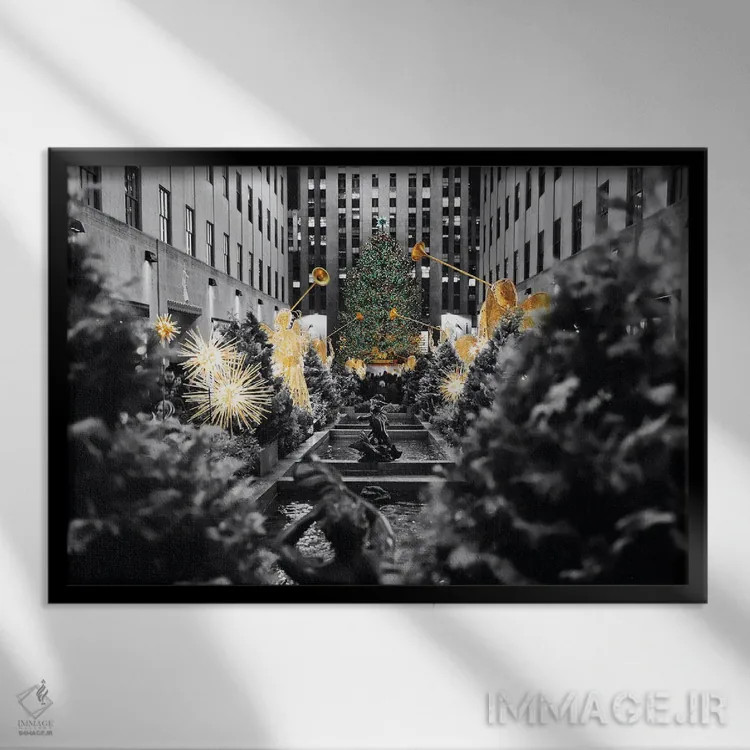 تابلو دکوراتیو درخت کریسمس با مجسمه فرشته شیپورزن در مرکز راکفلر، نیویورک اثر جورج اوزه - نمای قابدار مشکی