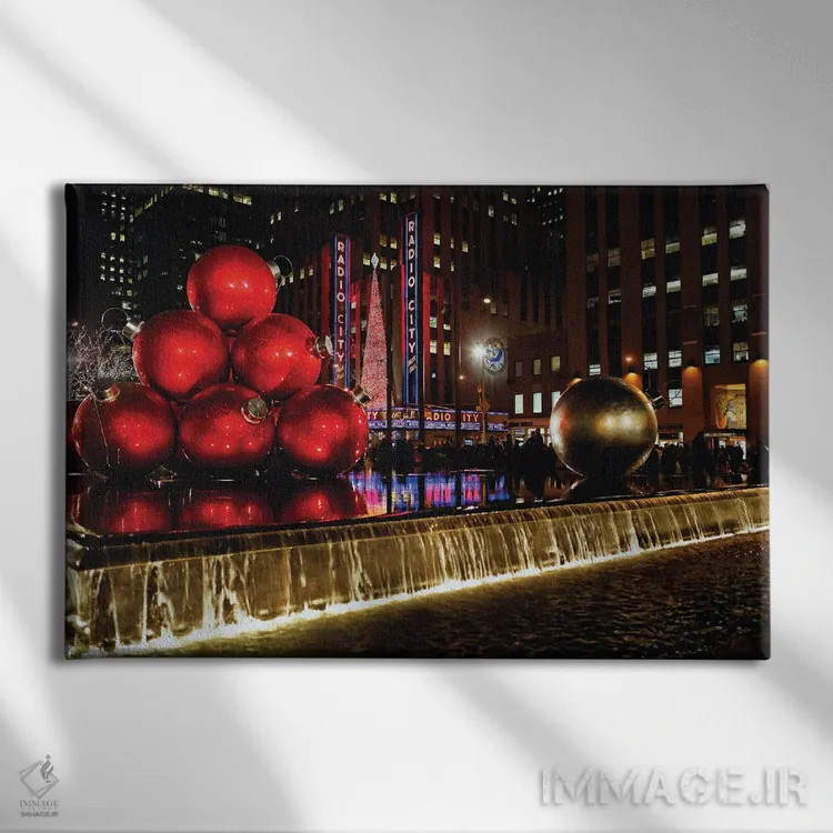 تابلو دکوراتیو نمای شبانه سالن موسیقی رادیو سیتی با تزئینات کریسمس، نیویورک اثر جورج اوزه - نمای روبهرو روی دیوار