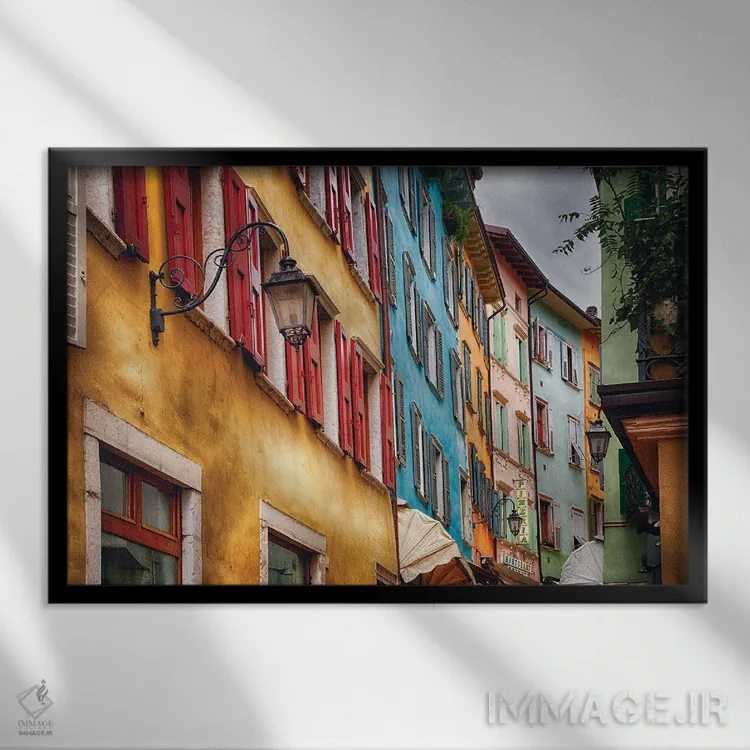 تابلو دکوراتیو نمای زاویه پایین از نماهای رنگی خانه ها، ریوا دل گاردا، لمبار… اثر جورج اوزه - نمای قابدار مشکی