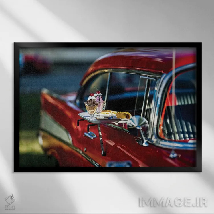 تابلو دکوراتیو دسر بستنی و هات داگ به همراه سیب زمینی در پنجره ماشین کلاسیک… اثر جورج اوزه - نمای قابدار مشکی