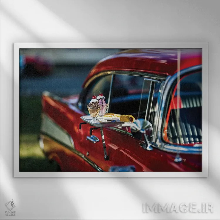 تابلو دکوراتیو دسر بستنی و هات داگ به همراه سیب زمینی در پنجره ماشین کلاسیک… اثر جورج اوزه - نمای قابدار سفید