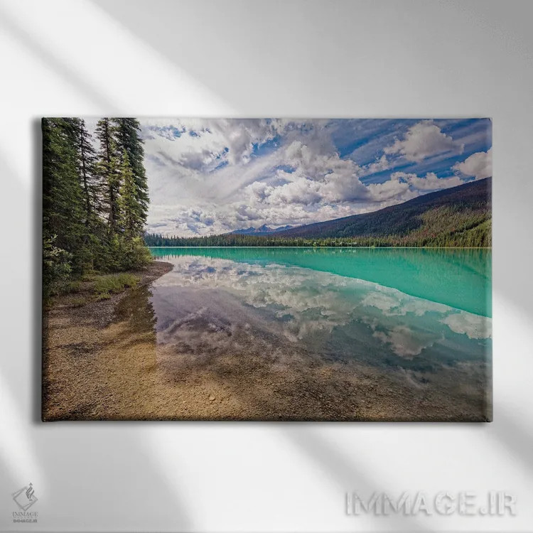 تابلو دکوراتیو انعکاسات آرام دریاچه زمرد، بریتیش کلمبیا، کانادا اثر جورج اوزه - نمای روبهرو روی دیوار