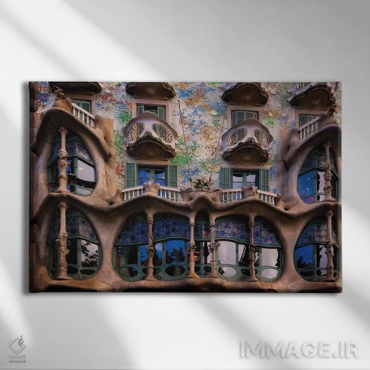 تابلو دکوراتیو نما کازا باتیو، بارسلون، کاتالونیا، اسپانیا اثر جورج اوزه - نمای روبهرو روی دیوار