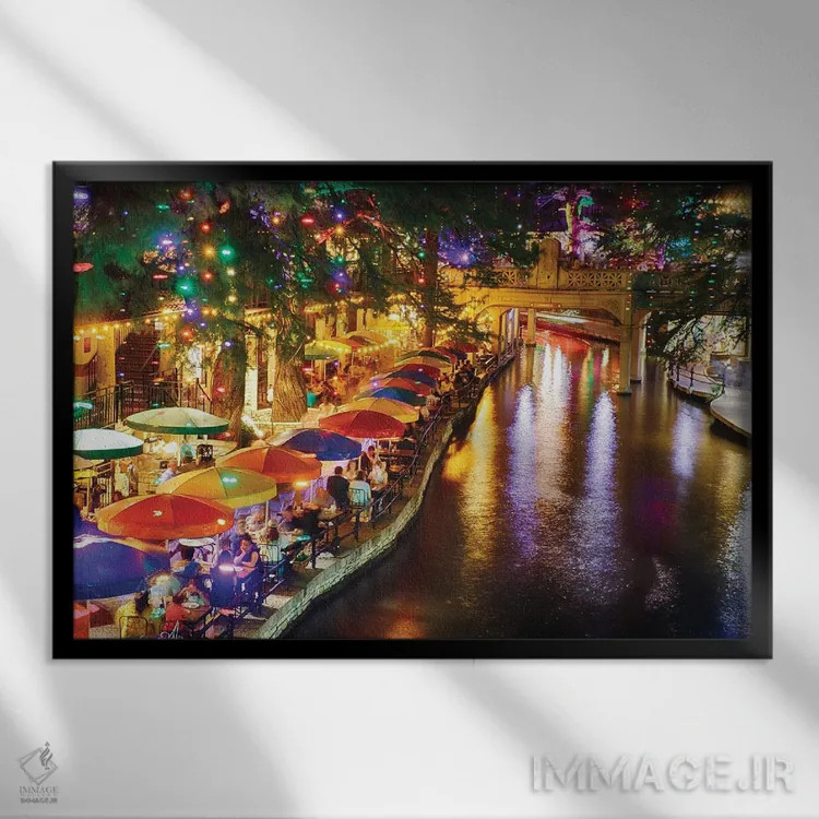 تابلو دکوراتیو قدم زنی کنار رود در شب در کافه ریو، سن آنتونیو، تگزاس، آمریکا اثر جورج اوزه - نمای قابدار مشکی